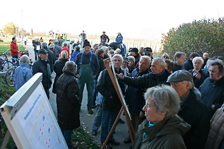 Menschen betrachten eine Schautafel